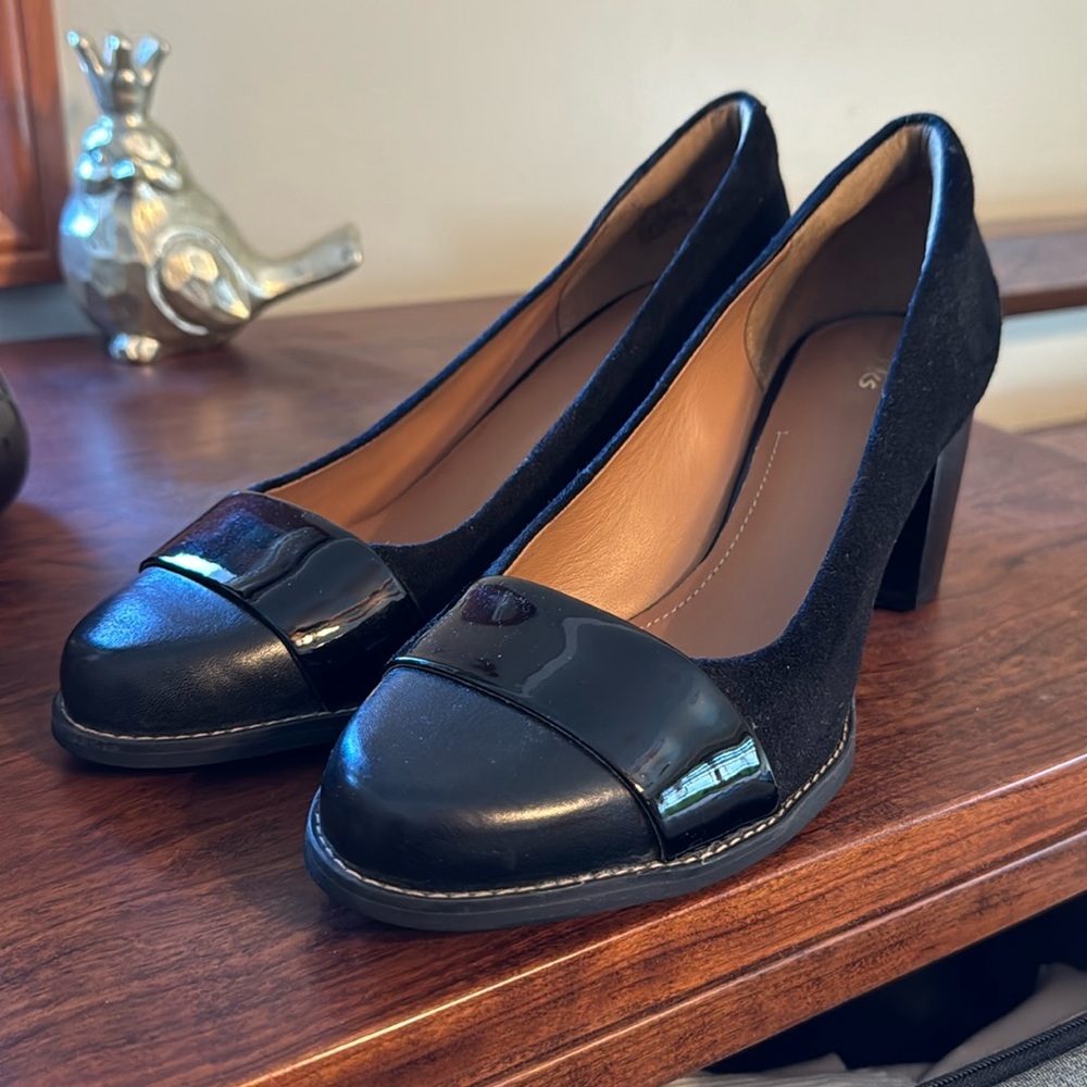 Clarks black leather, suede, and patent pumps in terrific condition!